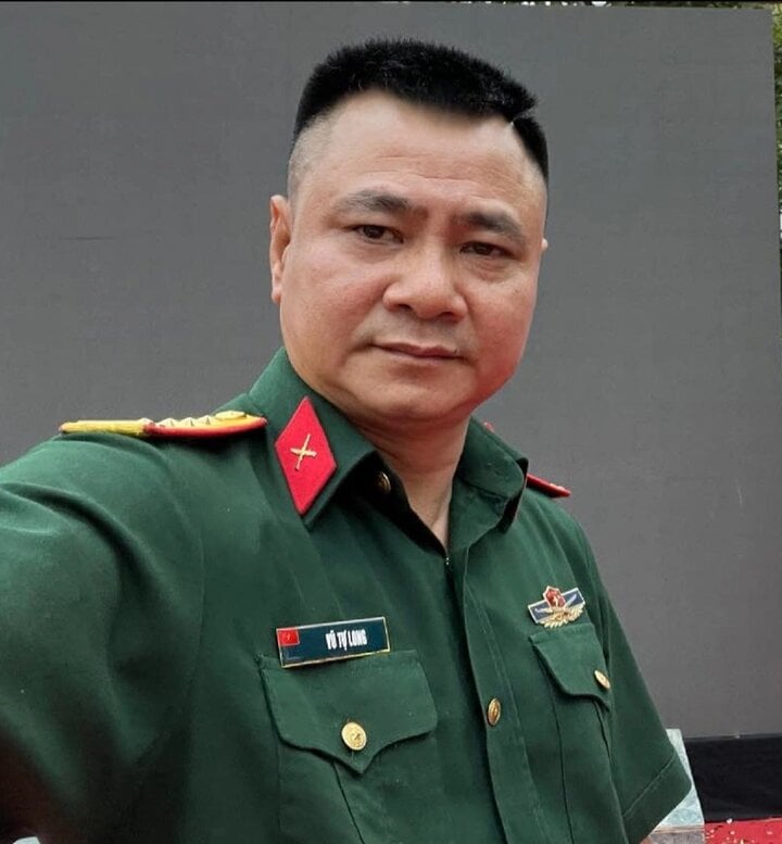 Hiện, NSND Tự Long đang mang quân hàm Đại tá.