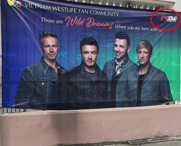 Ảnh banner ngoài SVĐ của đêm nhạc có logo quảng cáo tiền ảo.