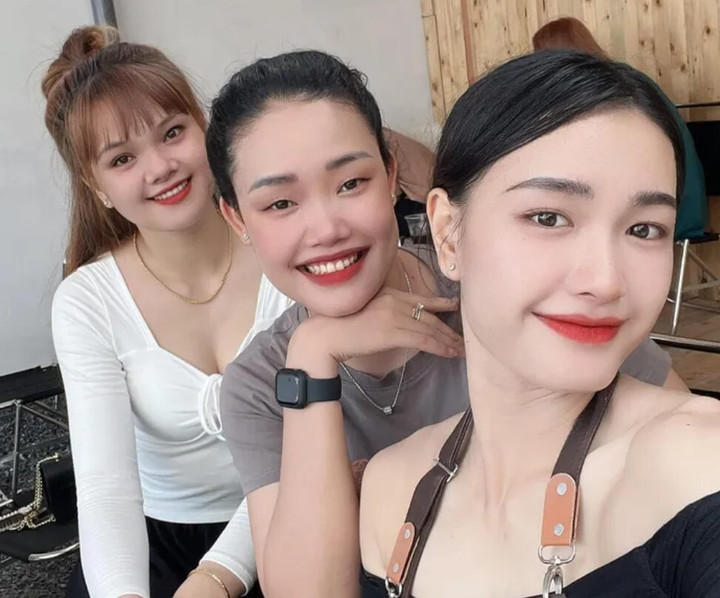 Ngoài đời, Kim Thanh được bạn bè đặt biệt danh “Xuka”. Cô có gu ăn mặc giản dị nhưng đầy nữ tính. Ngoài bóng chuyền, cô gái 24 tuổi còn có thể chơi bóng rổ, bóng đá, những môn thể thao đề cao tinh thần đồng đội.