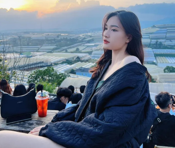 Với nước da trắng, gương mặt khả ái, phụ công sinh năm 1999 luôn là tâm điểm của sự chú ý khi ra sân. Năm ngoái, cô cũng đã được vinh danh là hoa khôi bóng chuyền tại VTV Cup.