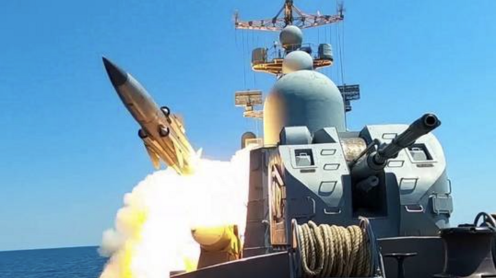 Tàu chiến Nga bắn tên lửa hành trình trong cuộc tập trận ở diển Đen. (Ảnh: Bộ Quốc phòng Nga)