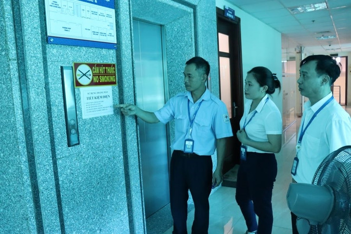 CBCNV thường xuyên nhắc nhở nhau thực hiện tiết kiệm điện ngay tại nơi làm việc.