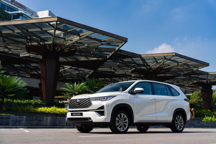 Innova Cross hybrid mới ra mắt tại thị trường Việt Nam.