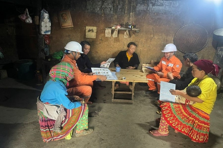 Hướng dẫn bà con dân tộc vùng cao, vùng nông thôn sử dụng điện an toàn, tiết kiệm và hiệu quả.