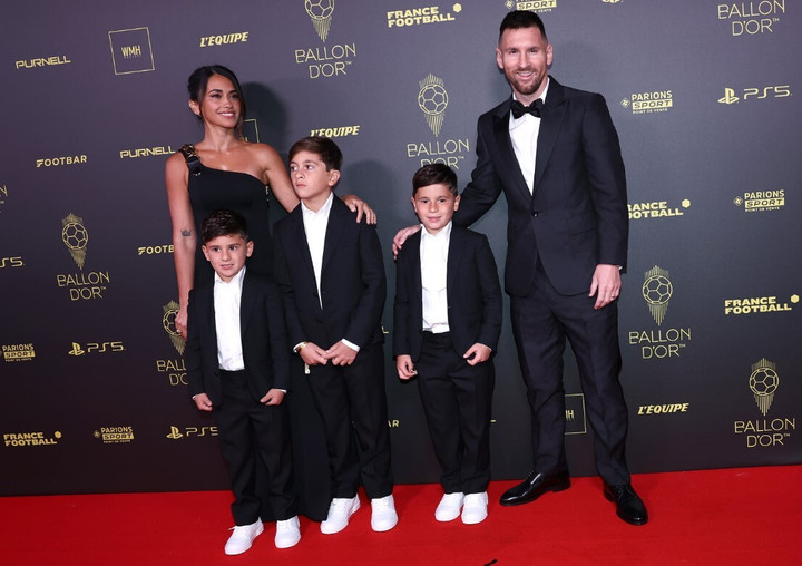 Cách đây vài tuần, tờ El Pais (Tây Ban Nha) bất ngờ tung tin về việc Lionel Messi rạn nứt. Tờ báo xứ sở bò tót đưa ra hàng loạt bằng chứng về việc Messi và vợ giữ khoảng cách khi dự gala Quả bóng vàng. Khi Antonella Roccuzzo đăng bài chúc mừng, chồng của cô cũng không phải ứng lại.