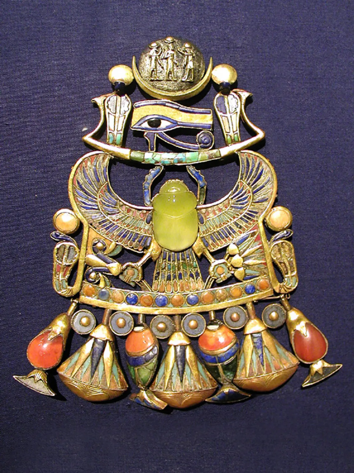 Thủy tinh vàng sa mạc này còn được tìm thấy trên một mặt dây chuyền trong lăng mộ của vua pharaoh Ai Cập Tutankhamun. (Ảnh: Wikimedia Commons)