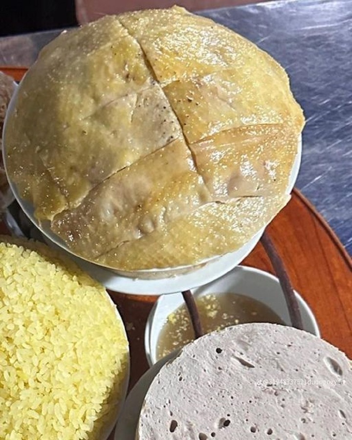 Để chặt được đĩa gà này không phải đơn giản. (Nguồn: Dương Nguyễn)