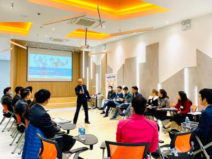 Vietstarland đầu tư mạnh tay tổ chức các khoá đào tạo, huấn luyện chuyên môn thủ lĩnh bán hàng, làm thương hiệu cá nhân, phát triển kênh nội dung cá nhân.