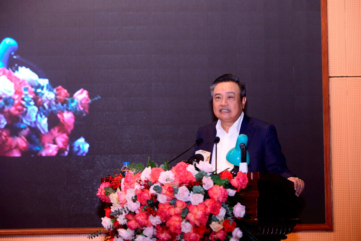 Chủ tịch UBND TP Hà Nội Trần Sỹ Thanh phát biểu tại cuộc tiếp xúc cử tri.