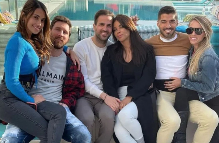 Chưa dừng ở đó, vợ Fabregas cũng đã lên tiếng thanh minh cho người bạn thân: “Những thông tin đó hoàn toàn sai sự thật”.