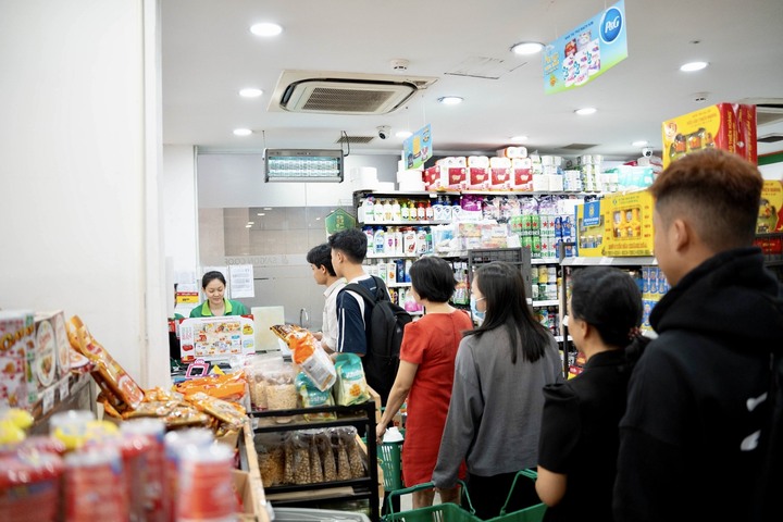 Khách hàng mua sắm tại Co.op Food Nguyễn Thái Học, quận 1.