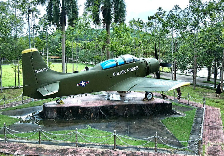 Sân bay đầu tiên ở nước ta được xây dựng tại tỉnh nào? - 2