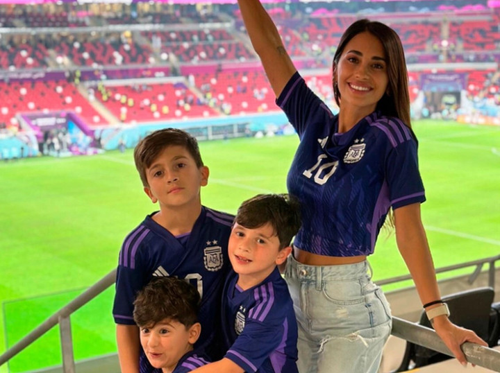 Trong khi Messi tận hưởng khoảng thời gian hạnh phúc bên gia đình, CĐV phát hiện nhiều điểm mâu thuẫn trong tin đồn rạn nứt của vợ chồng “El Pulga”. Đó là khi tin đồn xuất hiện, Antonella vẫn bấm thích bài đăng trên trang cá nhân của Sofia Martinez.