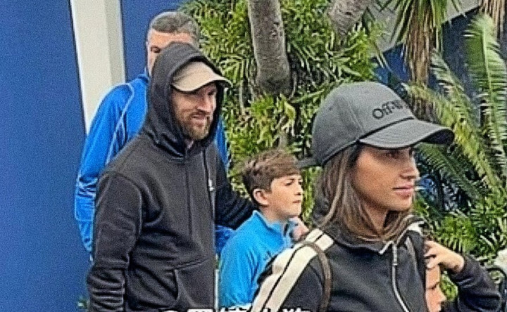 Trước những tin đồn vô căn cứ, Messi chọn cách im lặng. Vài ngày sau, anh đưa vợ và các con đi chơi công viên Disneyland tại Mỹ. Nhà đương kim vô địch World Cup còn bất chấp hình ảnh của một siêu sao để cùng con trai lái những chiếc xe điện màu hồng.