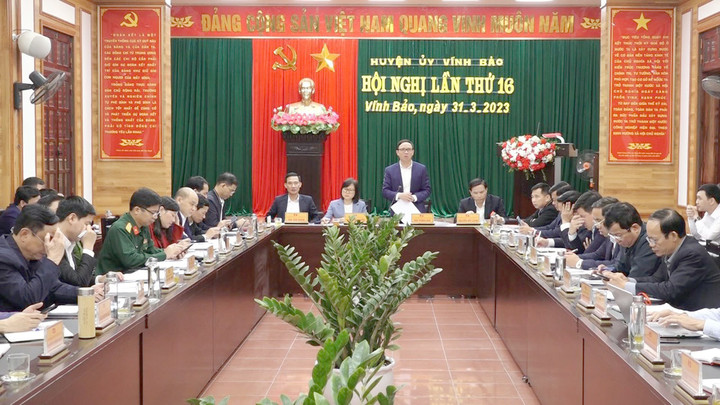 Ông Đào Trọng Đức phát biểu tại hội nghị Ban Chấp hành Đảng bộ huyện Vĩnh Bảo lần thứ 16.