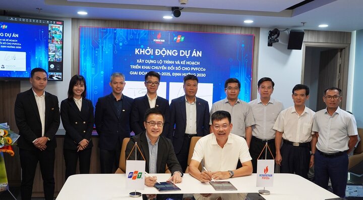Ông Lê Cự Tân – Tổng Giám đốc PVFCCo và ông Trần Huy Bảo Giang – Tổng Giám đốc FPT Digital ký kết Dự án Tư vấn Chuyển đổi số toàn diện.