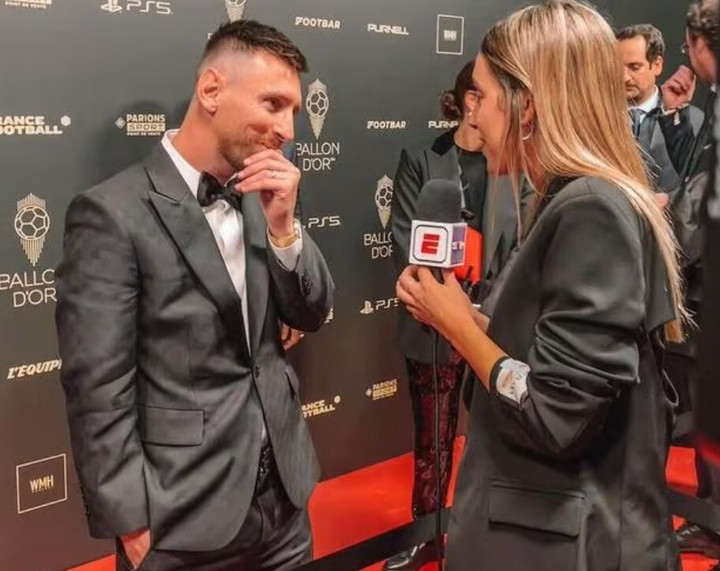 Thậm chí, El Pais còn chỉ đích danh người bị tình nghi là “kẻ thứ ba”. Đó chính là Sofia Martinez, một phóng viên người Argentina từng làm Messi cảm động với lời động viên trước thềm trận chung kết với Pháp.