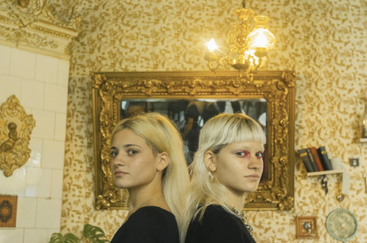 Ano và Tako như hình với bóng sau khi tìm thấy nhau.