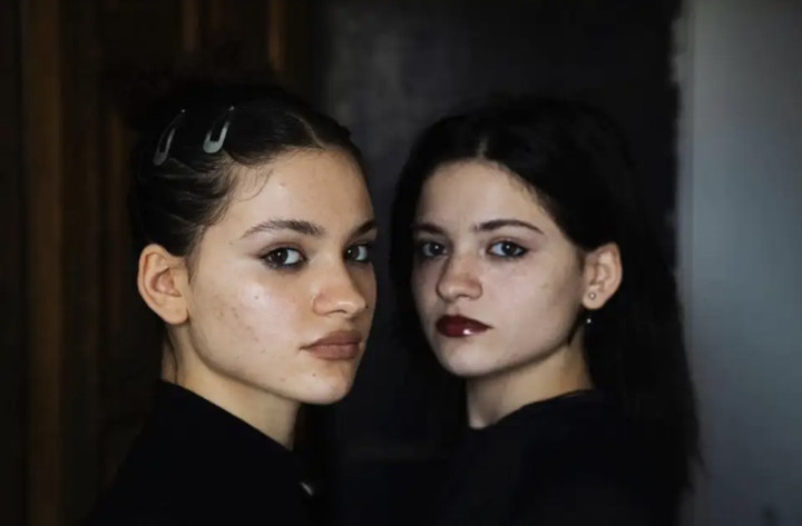 Cặp song sinh đã đoàn tụ sau gần 2 thập kỷ chia cắt ngay sau khi ra đời.