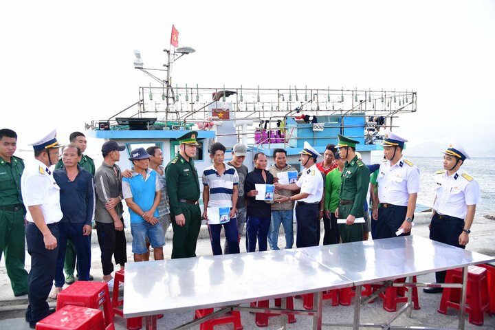 Lãnh đạo Vùng 4 Hải quân thăm hỏi, tặng nhu yếu phẩm cho các ngư dân. Ảnh: NGUYỄN NINH