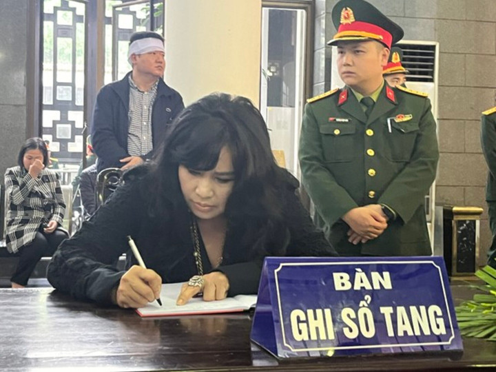 NSƯT Thanh Lam đến tiễn đưa nhạc sĩ Xuân Phương. Nam nhạc sĩ là bạn của DJ Trí Minh - em trai ca sĩ Thanh Lam. Thời còn bé nhạc sĩ Xuân Phương thường đến nhà cô chơi. Có thể nói tuổi thơ của nhạc sĩ Xuân Phương gắn liền với Thanh Lam. Cô luôn ấn tượng với cậu em có vẻ ngoài điển trai, tươi sáng. "Tiễn biệt em. Lời ru còn đó vang vọng bốn bề", Thanh Lam viết.