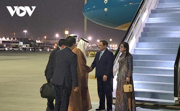 Thủ tướng và Phu nhân đến Dubai bắt đầu chuyến công tác tham dự Hội nghị COP28 - 2