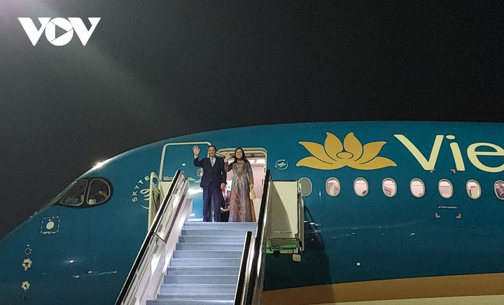 Thủ tướng và Phu nhân đến Dubai bắt đầu chuyến công tác tham dự Hội nghị COP28