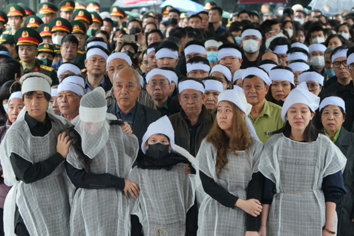 Từ sớm, đông đảo người thân, đồng nghiệp, hậu bối của nhạc sĩ Nguyễn Xuân Phương tề tựu để nói lời tiễn biệt. Nam nhạc sĩ qua đời sáng 29/11 tại Hà Nội, hưởng dương 51 tuổi.