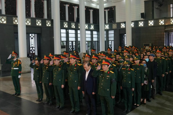 Đoàn trường Đại học Văn hóa nghệ thuật quân đội do Hiệu trưởng - Đại tá, NGƯT, nhạc sĩ Nguyễn Xuân Thủy - dẫn đầu. Với đại tá, nhạc sĩ Nguyễn Xuân Thuỷ, trung tá, nhạc sĩ Nguyễn Xuân Phương không chỉ là đồng chí, đồng nghiệp mà còn là người thầy tận tụy và tâm huyết với sự nghiệp giáo dục, đào tạo.