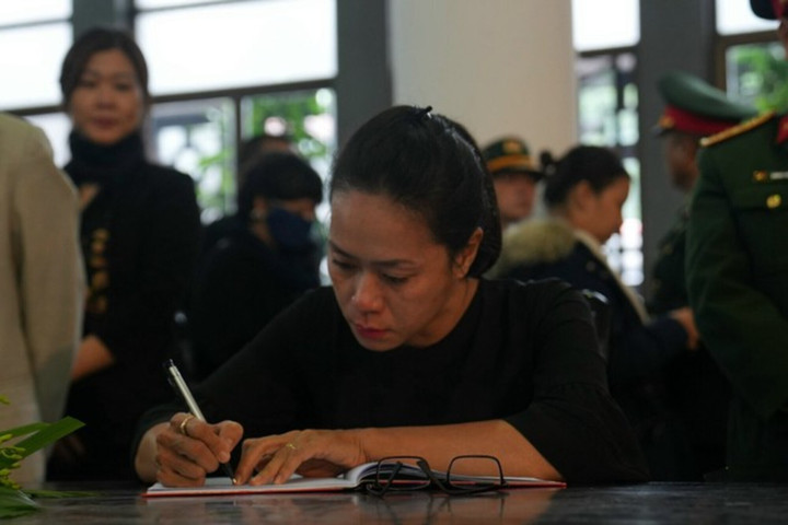 Ngọc Ánh - thành viên nhóm nhạc 3A - vừa lau nước mắt vừa viết sổ tang tiễn biệt nhạc sĩ Xuân Phương. Với nhóm nhạc 3A, bài hát ""Mong ước kỷ niệm xưa"" chứa đựng vô vàn cảm xúc, thanh xuân.