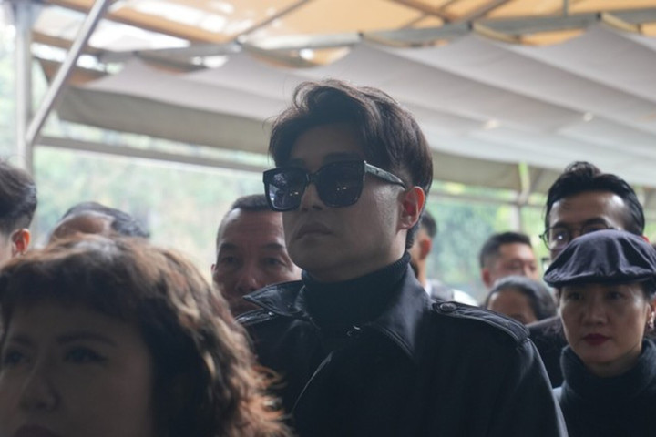 Ca sĩ Minh Quân thương tiếc khi nhạc sĩ Xuân Phương rời đi quá sớm. "Biết bao kỷ niệm, bao nhiêu ký ức, những ngày được anh dạy dỗ, hướng dẫn em, cho em hát những tác phẩm của anh. Anh yên nghỉ nhé. Em và mọi người luôn nhớ tới anh", Minh Quân viết.