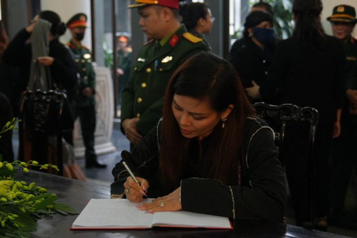 Ca sĩ Ngọc Anh cùng các thành viên nhóm nhạc 3A thương tiếc tiễn đưa nhạc sĩ Xuân Phương.