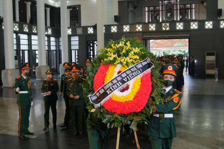 Nhạc sĩ Xuân Phương sinh năm 1973, quê Hưng Yên. Anh tốt nghiệp Học viện Âm nhạc Quốc gia Việt Nam. Từ năm 2000 anh là giảng viên Cao đẳng Văn hóa nghệ thuật Quân đội, nay là Đại học Văn hóa nghệ thuật Quân đội, sau đó tiếp tục học cao học về nghiên cứu văn hóa dân gian tại Viện Văn hóa dân gian. Trước khi rời cõi tạm, anh giữ chức Chủ nhiệm Khoa Âm nhạc, Đại học Văn hóa nghệ thuật Quân đội.