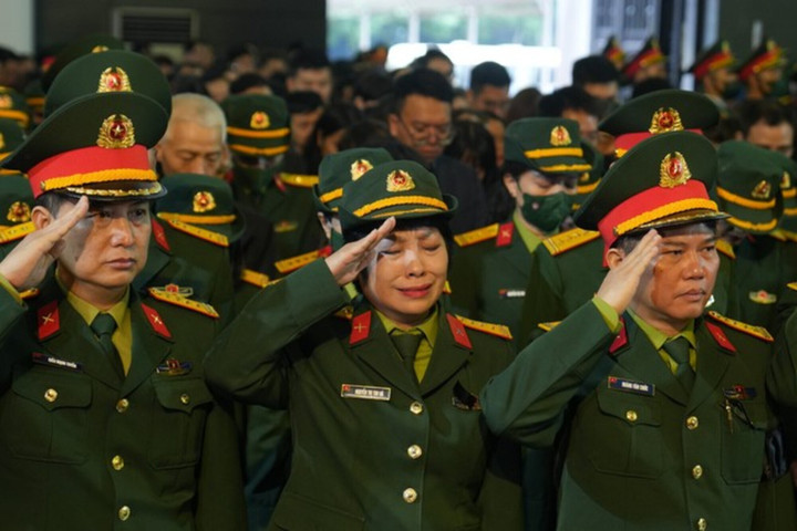 Đại tá, NSND Nguyễn Thị Thu Hà cùng các đồng nghiệp Đại học Văn hóa Nghệ thuật Quân đội thương tiếc, tiễn đưa nhạc sĩ Xuân Phương.