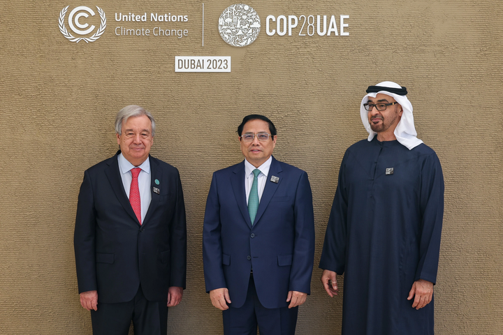 Tổng thống UAE Sheikh Mohamed bin Zayed Al Nahyan và Tổng Thư ký Liên hợp quốc Antonio Guterres đón Thủ tướng Phạm Minh Chính. (Ảnh: TTXVN)