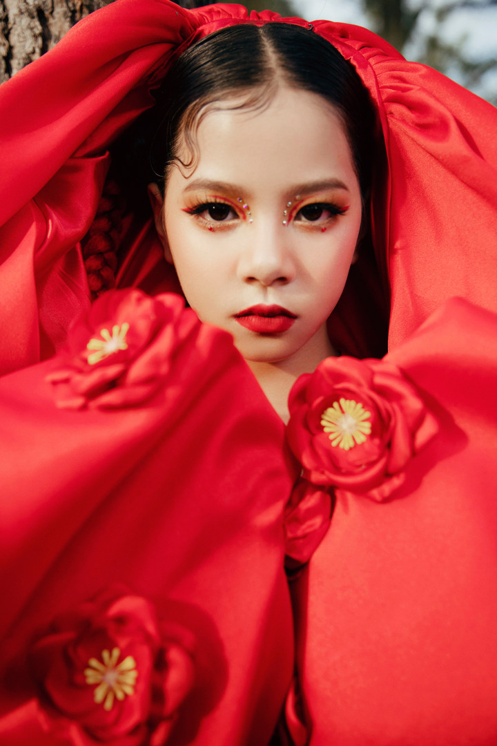 Mẫu nhí Thanh Tú sinh năm 2013, là học sinh trường Tiểu học Vạn Điểm, Thường Tín, Hà Nội.