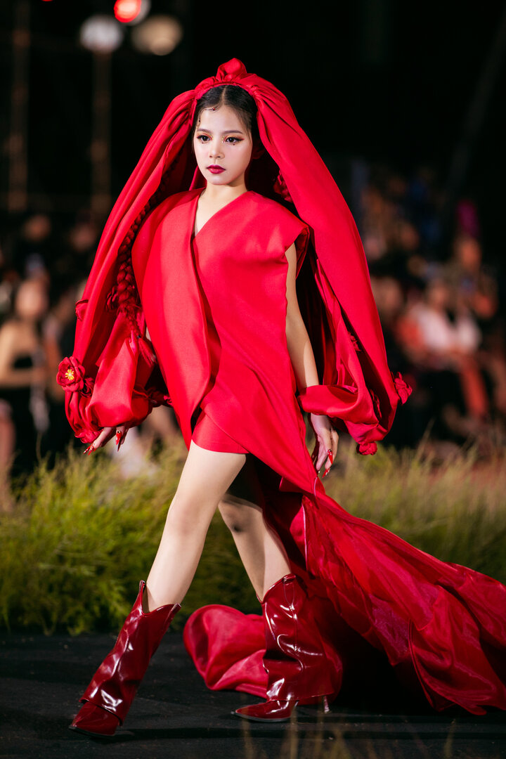 Thanh Tú chinh phục công chúng với khả năng catwalk tự tin, duyên dáng.