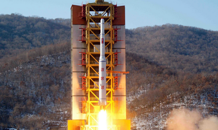 Mỹ và đồng minh trừng phạt cá nhân và tổ chức liên quan đến Triều Tiên sau vụ phóng vệ tinh do thám quân sự. (Ảnh: KCNA)