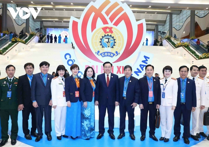 Chủ tịch Quốc hội Vương Đình Huệ chụp ảnh lưu niệm với các đại biểu