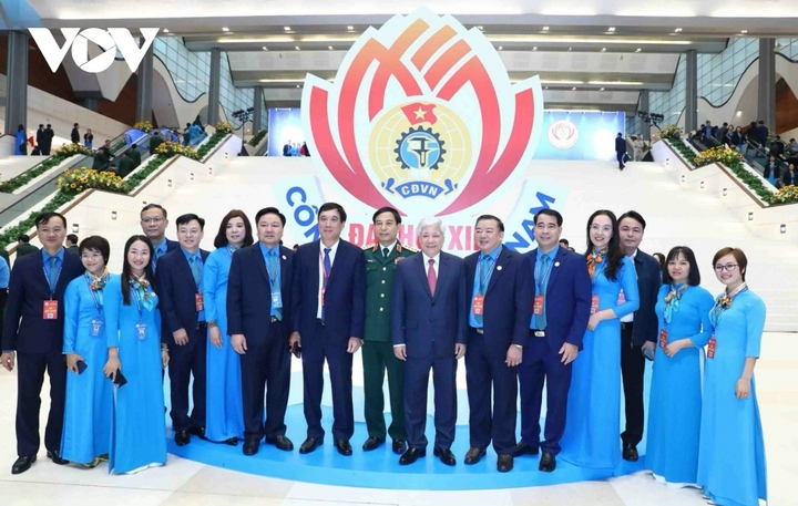 Chủ tịch Ủy ban Trung ương Mặt trận Tổ quốc Việt Nam Đỗ Văn Chiến chụp ảnh lưu niệm cùng các đại biểu