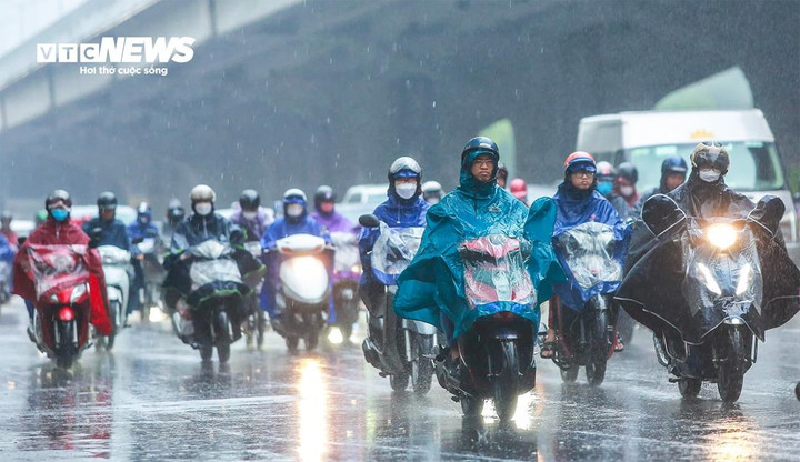 Ngày 3/12, miền Bắc mưa rét, miền Trung tiếp tục hứng mưa to. (Ảnh minh hoạ: Khổng Chí)