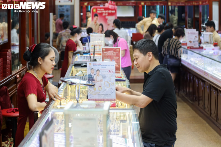 Nhiều người trở tay không kịp vì giá vàng biến động thất thường.