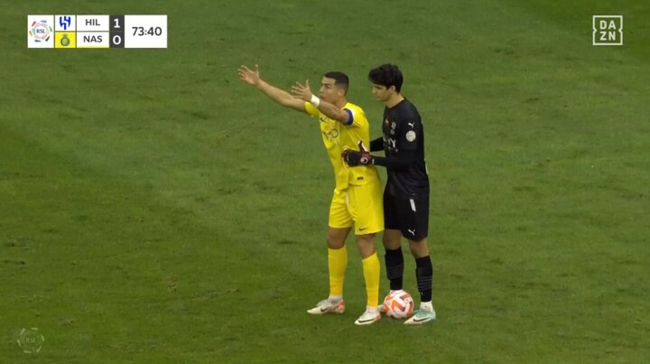 Ronaldo đứng chắn khiến thủ môn chủ nhà không thể đưa bóng nhập cuộc.
