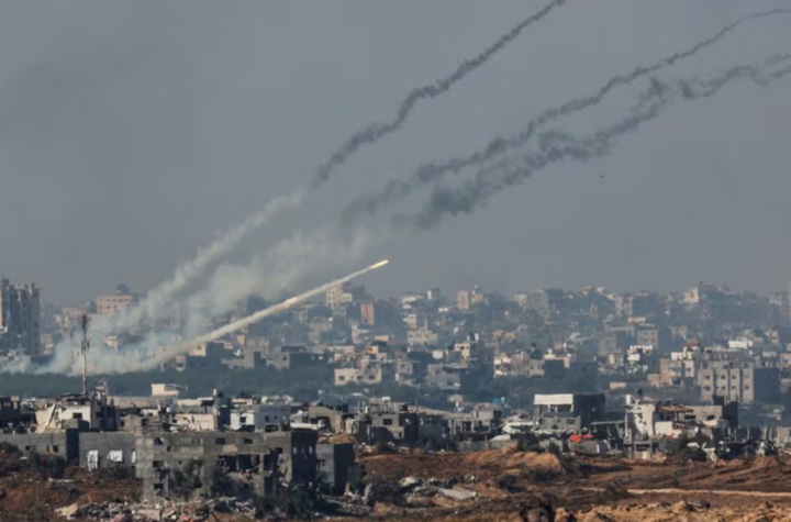 Tên lửa phóng từ Dải Gaza vào Israel sau khi lệnh ngừng bắn tạm thời giữa Israel và Hamas kết thúc. (Ảnh: Reuters)