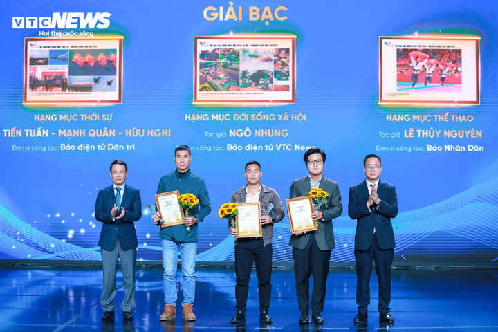 Ban tổ chức trao giải cho các tác giả đoạt giải Bạc.