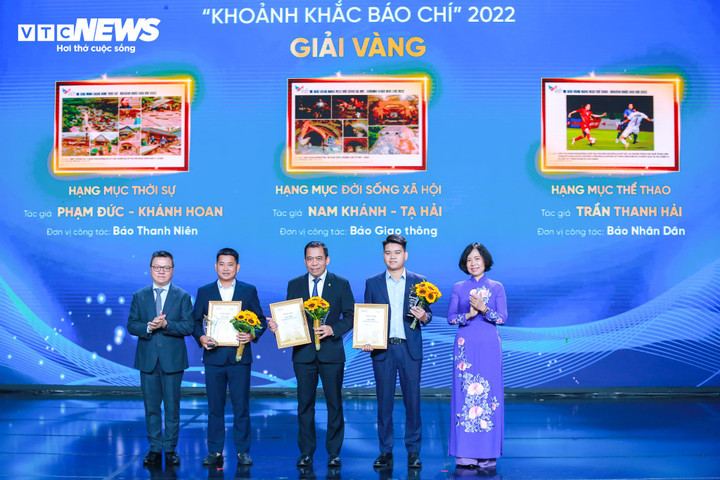 Ban tổ chức trao giải cho các tác giả đoạt giải Vàng.