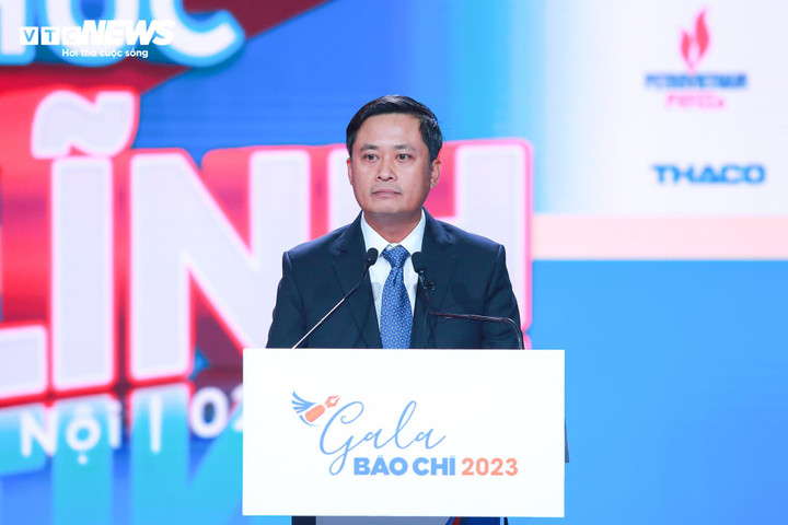 Ông Lê Trần Nguyên Huy, Quyền Tổng biên tập Báo Nhà báo và Công luận phát biểu khai mạc Gala báo chí 2023 và Lễ trao giải ảnh “Khoảnh khắc báo chí 2022”.