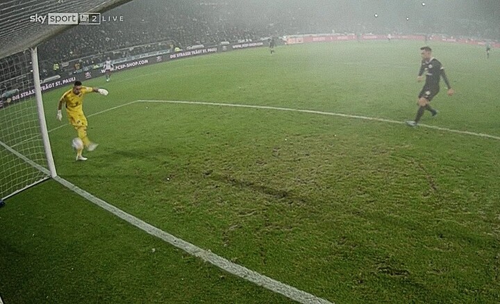 Pha phản lưới của Hamburger SV ở derby Hamburg.