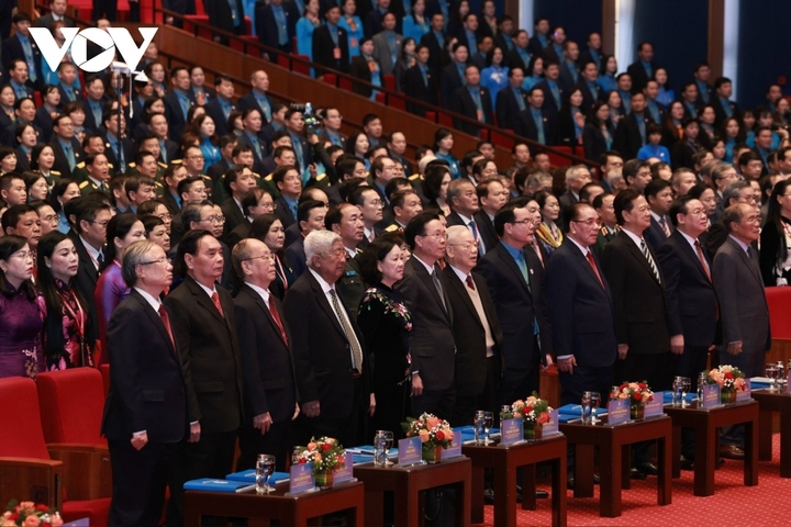 Tổng Bí thư Nguyễn Phú Trọng cùng nhiều đồng chí lãnh đạo Đảng, Nhà nước tham dự Đại hội làm lễ chào cờ.