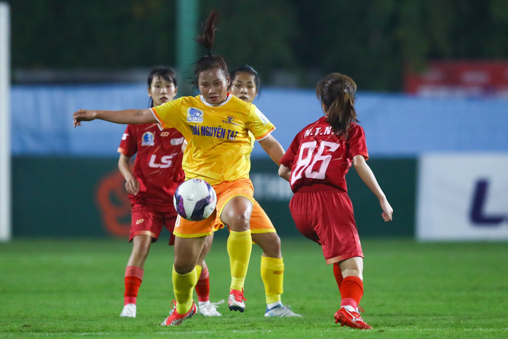 Thái Nguyên (vàng) đánh bại TP.HCM II.